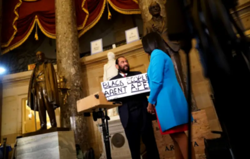 Un élu démocrate expulsé du Congrès après avoir brandi une pancarte anti-raciste face à Trump