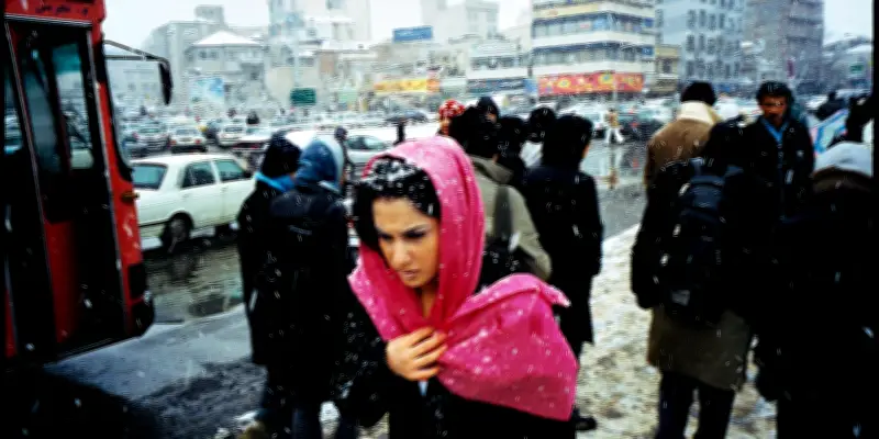 Un moment suspendu dans la neige de Téhéran : entre attente médicale et souvenirs d'enfance