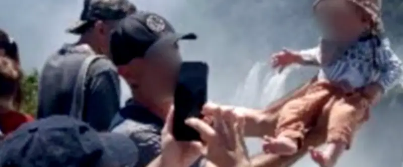 Un nourrisson suspendu à 80 mètres au-dessus des chutes d'Iguazu, l'image choque les réseaux