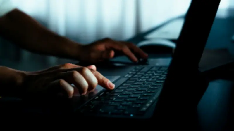 Un prédateur sexuel ciblait des adolescentes de 11 à 15 ans en Occitanie pour obtenir des photos dénudées