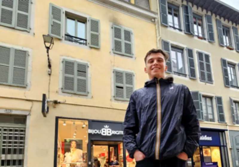 Un professeur sauve un enfant d'un incendie à Pau en enfonçant une porte