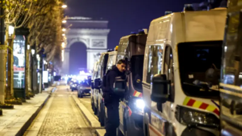 Un récidiviste attaque des gendarmes au couteau sous l'Arc de Triomphe à Paris