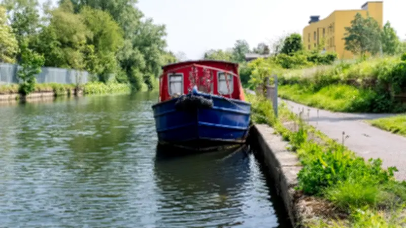 Un retraité australien perd 95 000 euros en revendant sa péniche pour 2 euros