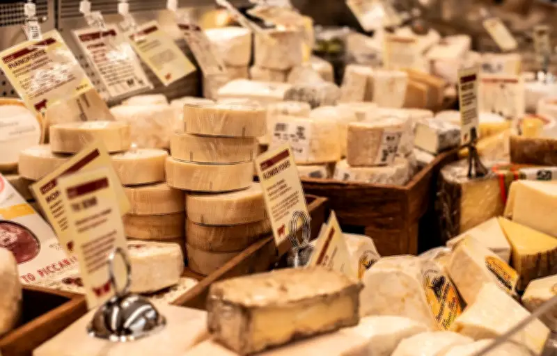 Un septuagénaire arrêté pour avoir grignoté du fromage sans payer dans un supermarché