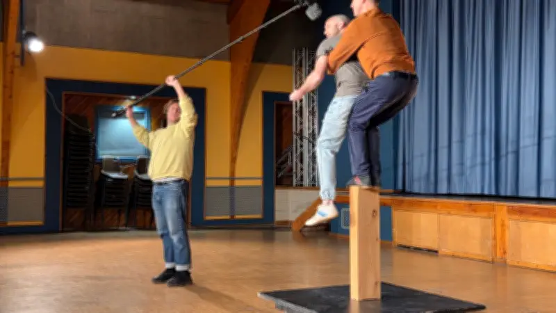 Un spectacle acrobatique où l'équilibre précaire devient philosophie