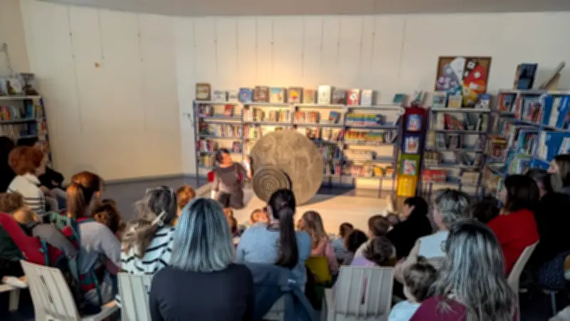 Un spectacle poétique enchante les tout-petits à la médiathèque du Pouget