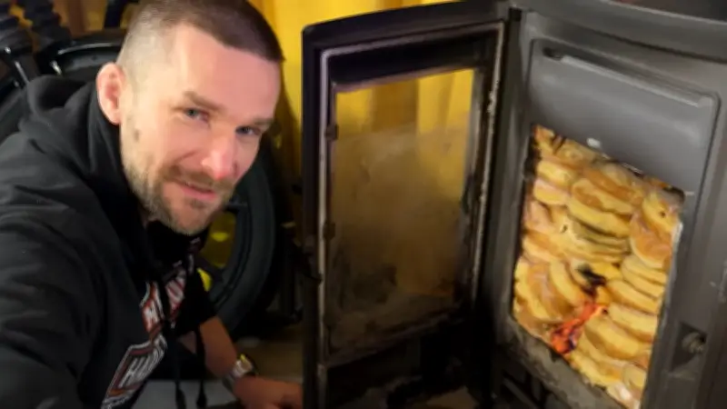Un youtubeur polonais chauffe sa maison avec 133 beignets pour économiser sur les granulés de bois