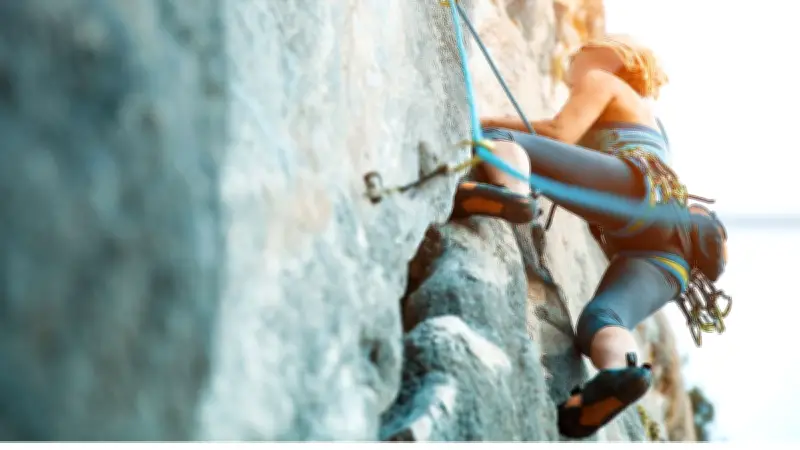 Une adolescente chute de 15 mètres lors d'une séance d'escalade familiale en Normandie