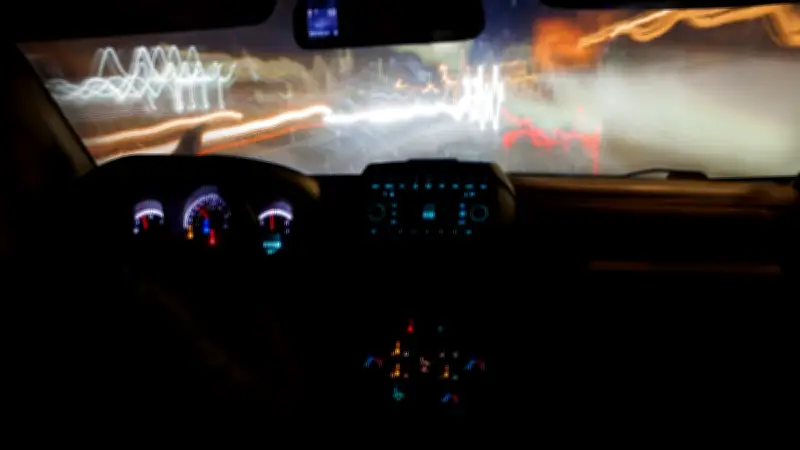 Une barre de fer traverse un pare-brise sur l'A7 : le conducteur frôle la mort