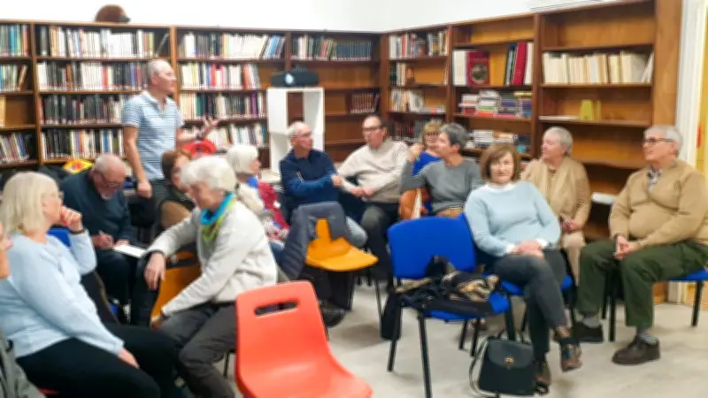 Une conférence sur l'IA à Roujan attire des seniors curieux du numérique