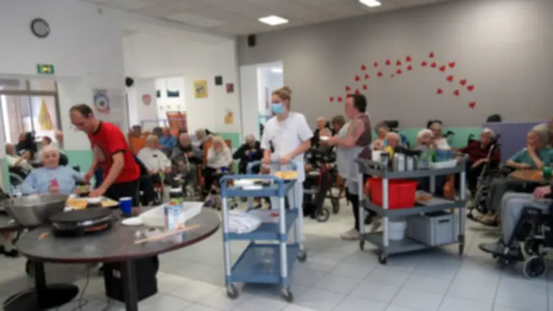 Une crêpes party réchauffe les cœurs à l'Ehpad des Acacias de Magalas