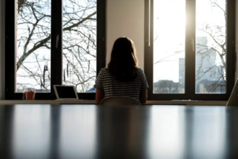 Une employée modèle disparaît : un thriller psychologique sur la survie