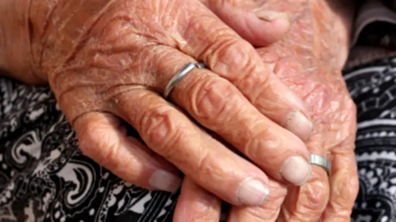 Une femme de 77 ans tue son mari atteint d'Alzheimer à coups de marteau avant son entrée en Ehpad