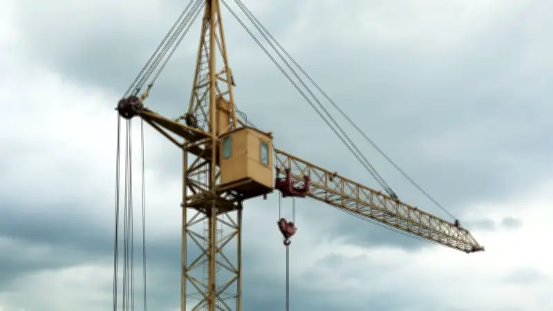 Une grue de chantier installée depuis 19 ans dans un jardin inquiète les riverains en Haute-Saône