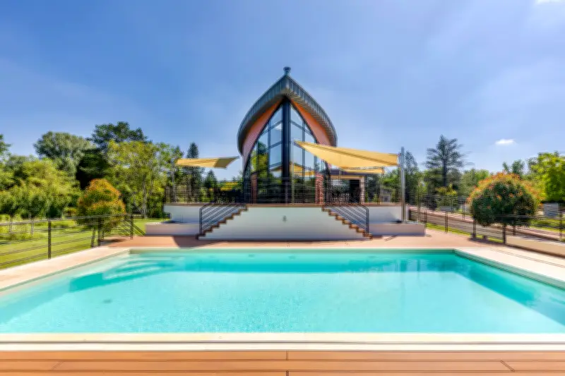 Une maison-bateau unique à Moisson, entre architecture contemporaine et esprit nautique