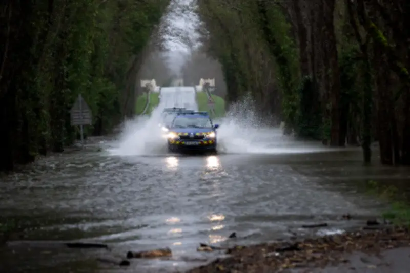 Une octogénaire secourue après avoir bravé une route inondée malgré l'interdiction