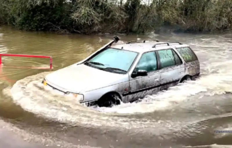 Une Peugeot 405 break de 30 ans traverse des inondations au Royaume-Uni