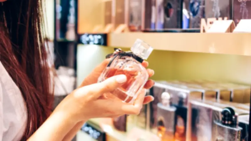 Une stagiaire vole 1 800 € de parfums lors de son premier jour à Royan