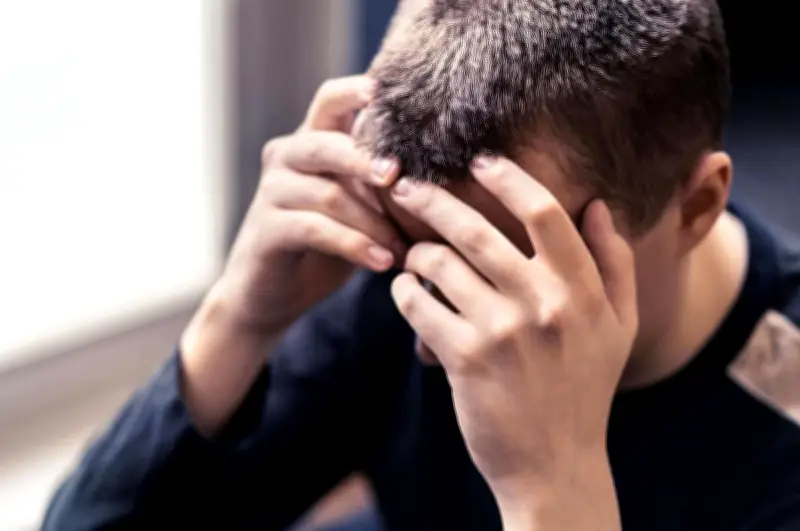 Une étude bisontine explore la régulation émotionnelle des adolescents via l'attachement