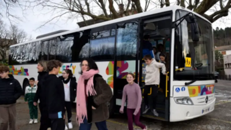 Évacuation record d'un car scolaire en 27 secondes grâce au port de la ceinture