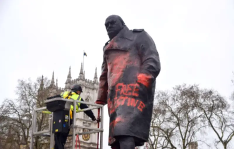 Vandalisme à Londres : une statue de Churchill taguée, un homme arrêté
