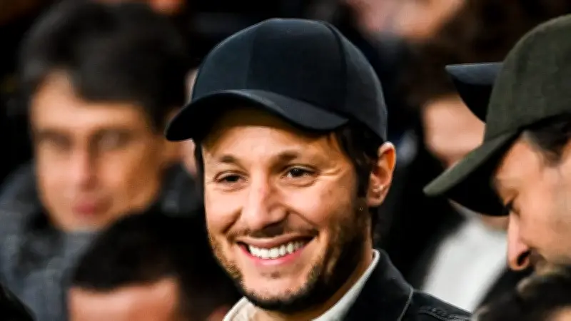 Vianney construit sa cabane en bois : mains en sang et moral d'acier sous la neige