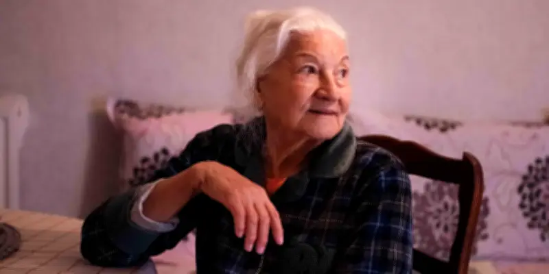 Vieillesse solitaire à Vaulx-en-Velin : « Mes cannes se tiennent plus droites que moi »