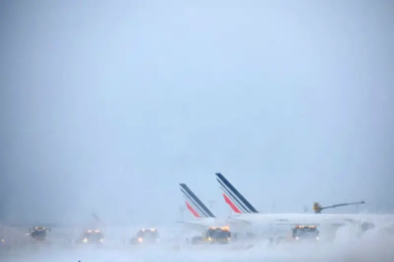 Vigilance orange neige-verglas dans 15 départements, vols réduits à Roissy et Orly