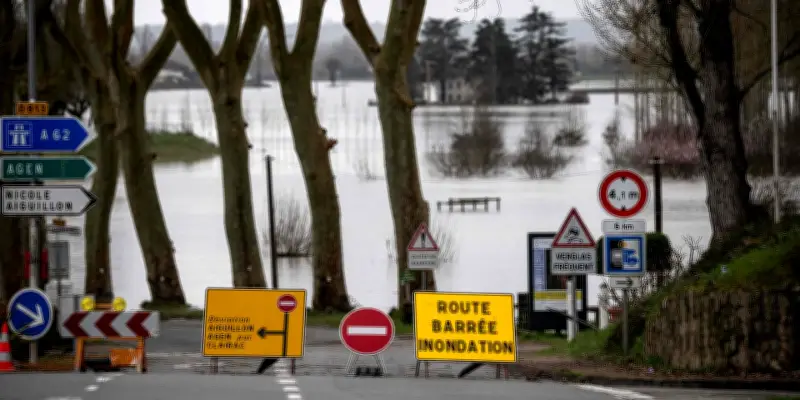 Vigilances crues prolongées dans l'Ouest, trois départements en alerte rouge