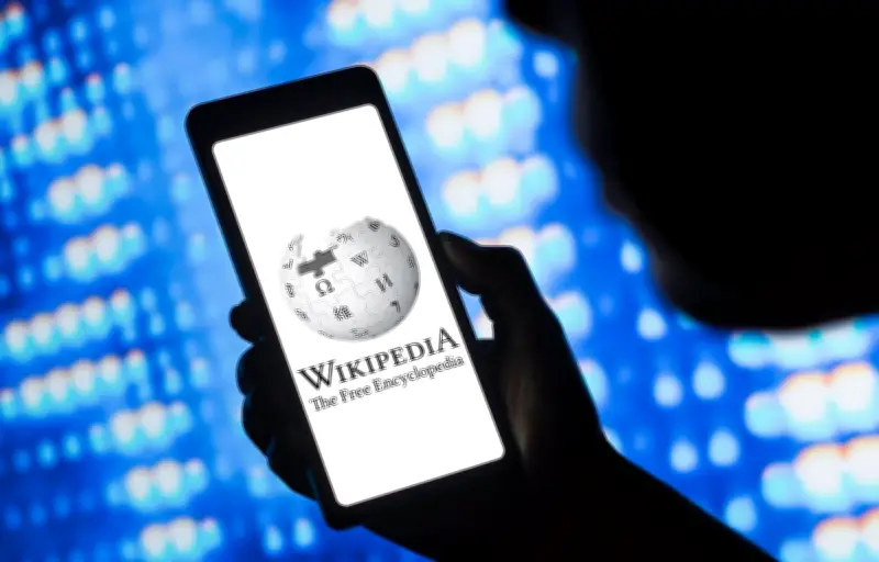 Wikipédia cible de manipulations russes : l'exemple estonien révèle une guerre d'édition