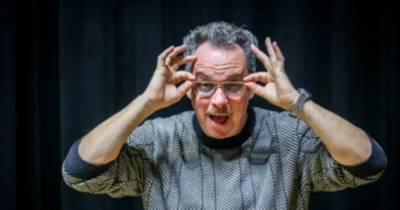 Yann Guillarme, l'humoriste qui réveille la comédie française depuis son lit