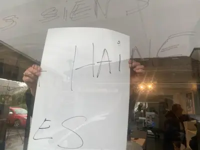 Andernos-les-Bains : la permanence du candidat RN taguée, une affiche de gauche collée