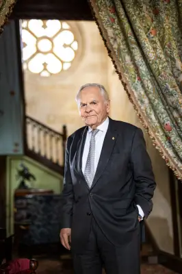 Bernard Magrez : Le magnat du vin face à la transition écologique de ses vignobles