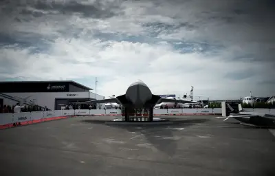 Emmanuel Macron défend le projet d'avion de combat européen malgré les tensions