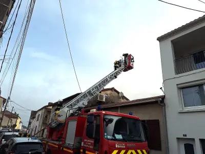 Incendie à Aiguillon : Trois personnes évacuées après un feu d'insert propagé au toit
