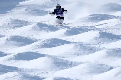 JO 2026 : Les skieurs de bosses dévoilent leurs secrets pour protéger leurs genoux