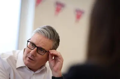 Keir Starmer tente de contenir la crise Epstein-Mandelson au sein du gouvernement travailliste