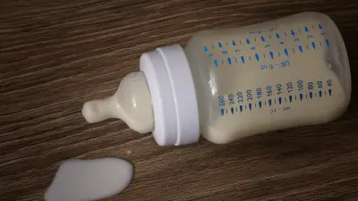 Laits infantiles contaminés : un troisième décès signalé, la crise sanitaire s'aggrave