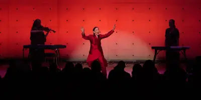 Meredith Monk enchante la Bourse de Commerce avec son minimalisme vocal