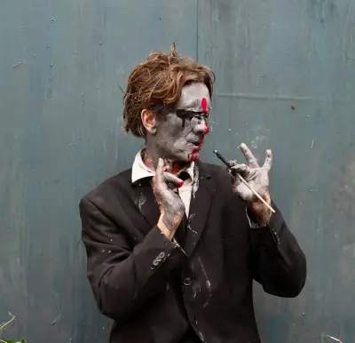 Olivier de Sagazan sculpte la glaise avec majesté dans une exposition captivante