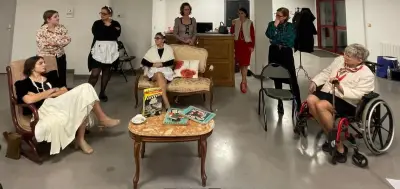 Scenitza présente sa comédie policière « Huit femmes » à l'espace Larreko de Guéthary