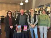Alain Cuvillier et Céline Guillaume offrent leurs livres à la médiathèque du Teich