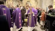 Appel décisif à Nîmes : 148 adultes se préparent au baptême dans une cathédrale comble