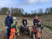 Arthur et Paul, 9 et 11 ans, se préparent au championnat minicross de Nouvelle-Aquitaine