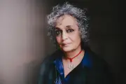 Arundhati Roy dévoile sa relation tumultueuse avec sa mère dans une autobiographie