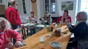 Atelier vannerie papier à Montclar : les seniors tissent des liens et des créations