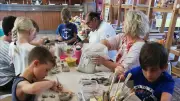 Ateliers céramique à Saint-Quentin-la-Poterie : création familiale pendant les vacances