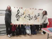 Barbaste : des adolescents créent des décors pour le théâtre des Bidochons lors d'un chantier jeunes