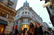 Bordeaux : un SDF vole un parfum et un blouson de luxe aux Galeries Lafayette
