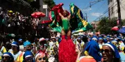 Carnaval de Rio : des costumes écologiques créés à partir de déchets de plage
